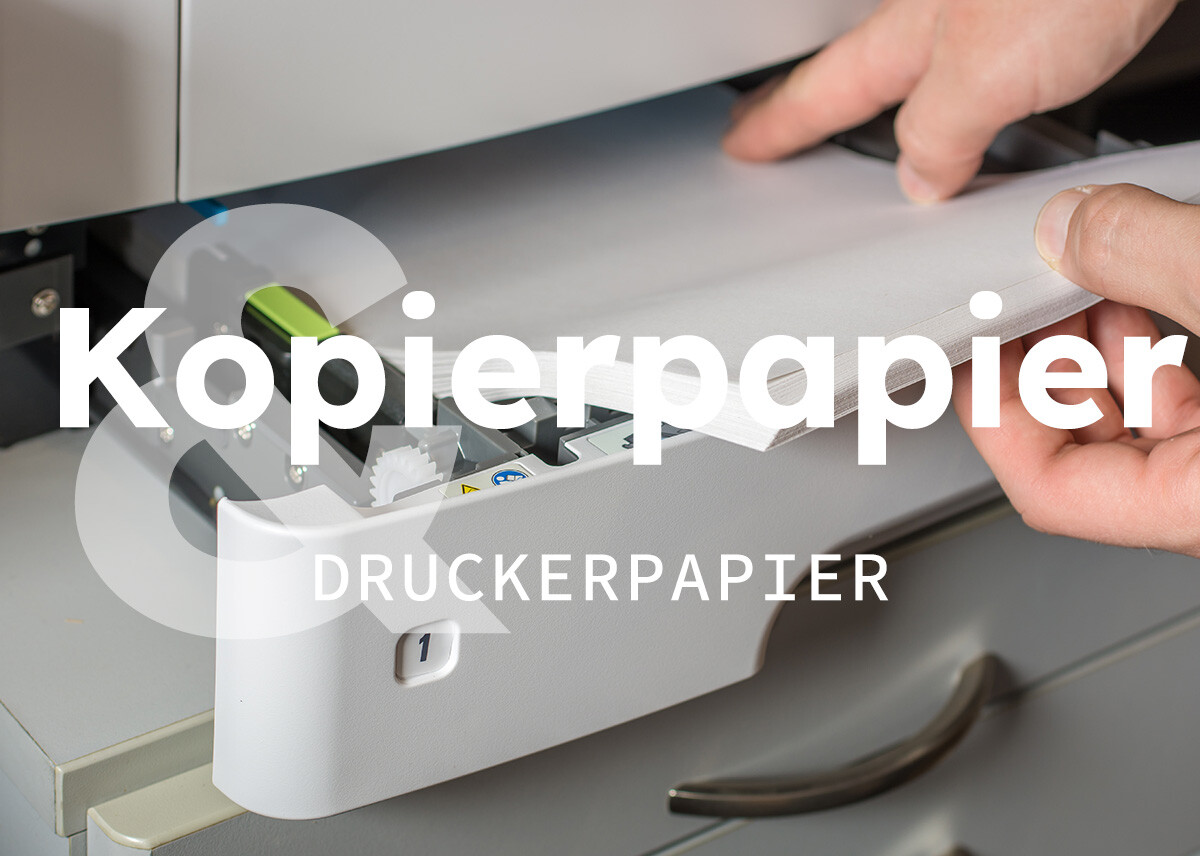 Nahaufnahme: Hand legt Kopierpapier in Druckerfach