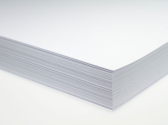 Stapel offenes weißes Papier, unverpackt, angeschnitten