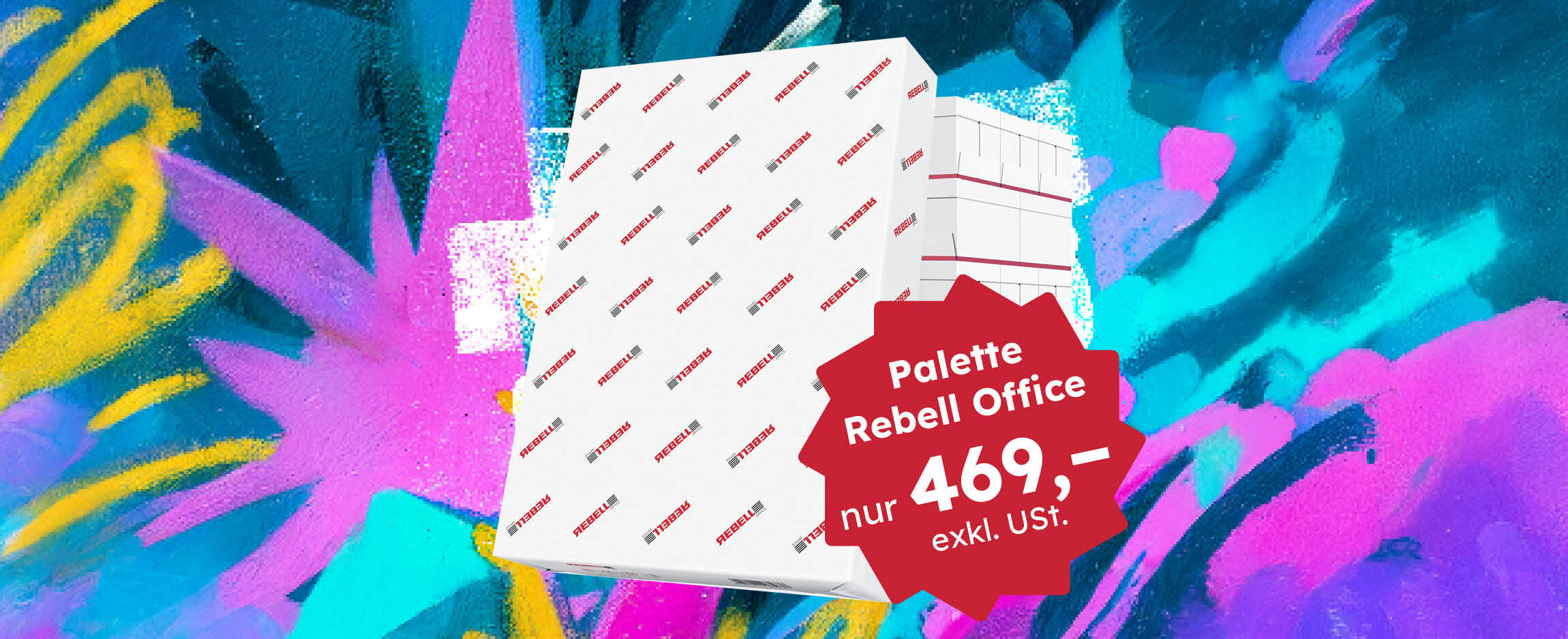Eine Palette Rebell Office Universalpapier vor einer Steinwand voller buntem Graffiti. Ein Störer im Bild mit Text: Palette Rebell Office nur 469€ exkl. USt.